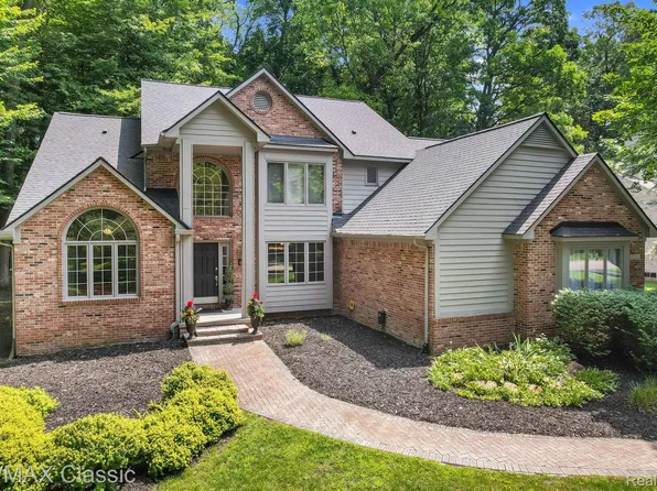 6200 Turnberry Dr, Commerce Township, MI 48382