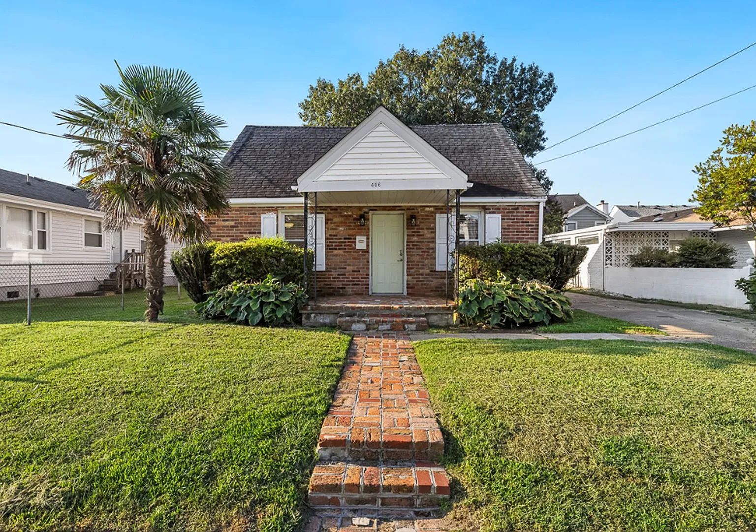Beautiful beach home located in the highly desirable Shadowlawn area just blocks from the oceanfr... — Photo 3