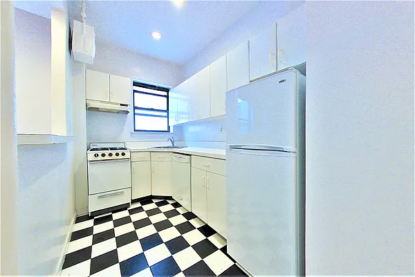 Rented by CitySites Real Estate Group | media 3
