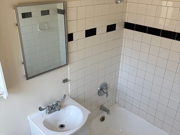 3rd image of 957 N Main St #3