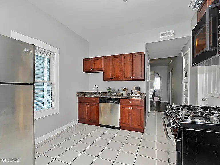 1701 N Maplewood Ave #1 — Photo 4