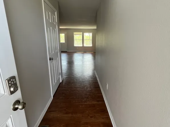 2053 Meadow Ave, Machesney Park, IL 61115