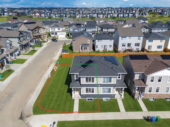 2056 W Carrington Blvd NW, Calgary, AB T3P 2B2