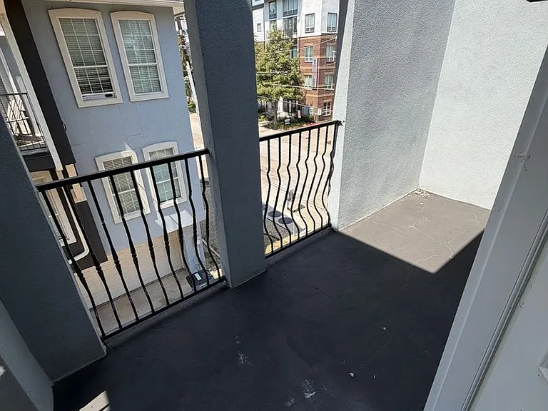 2320 Stutz Dr — Photo 19