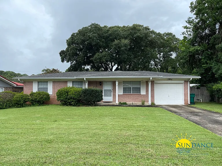 11 Oak Ln — Photo 1
