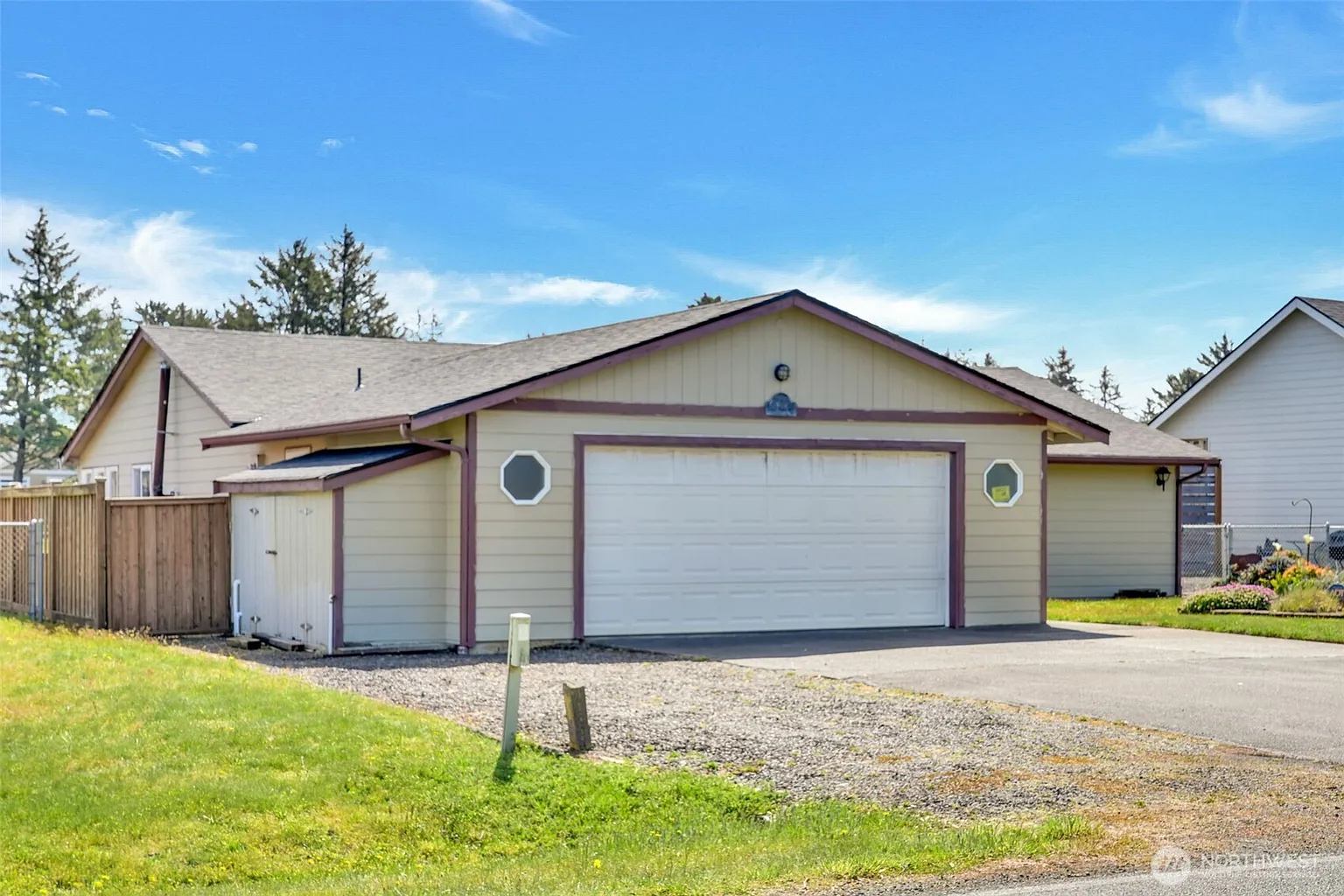 546 canal Drive NE photo 1