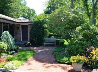 193 Roundhill Rd, Roslyn Heights, NY 11577