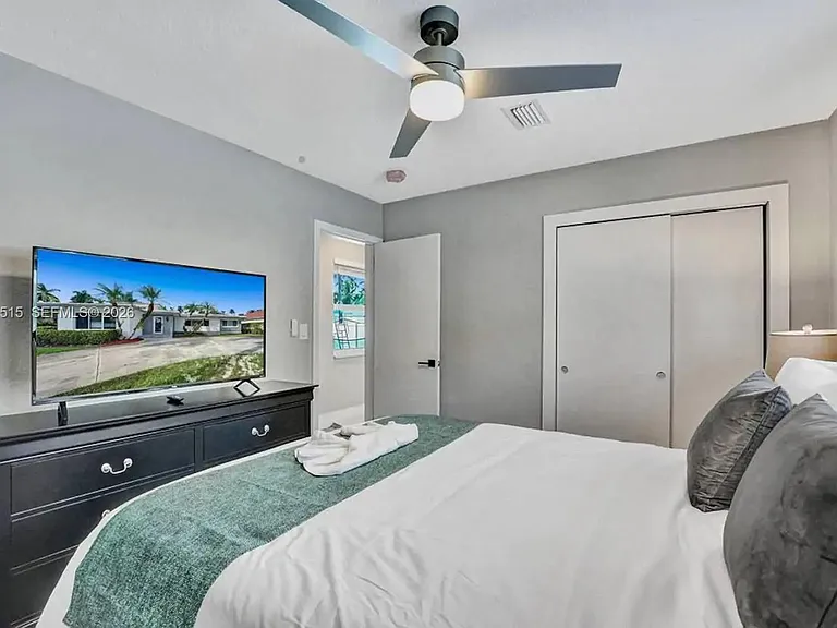 1241 Hollywood Blvd — Photo 32