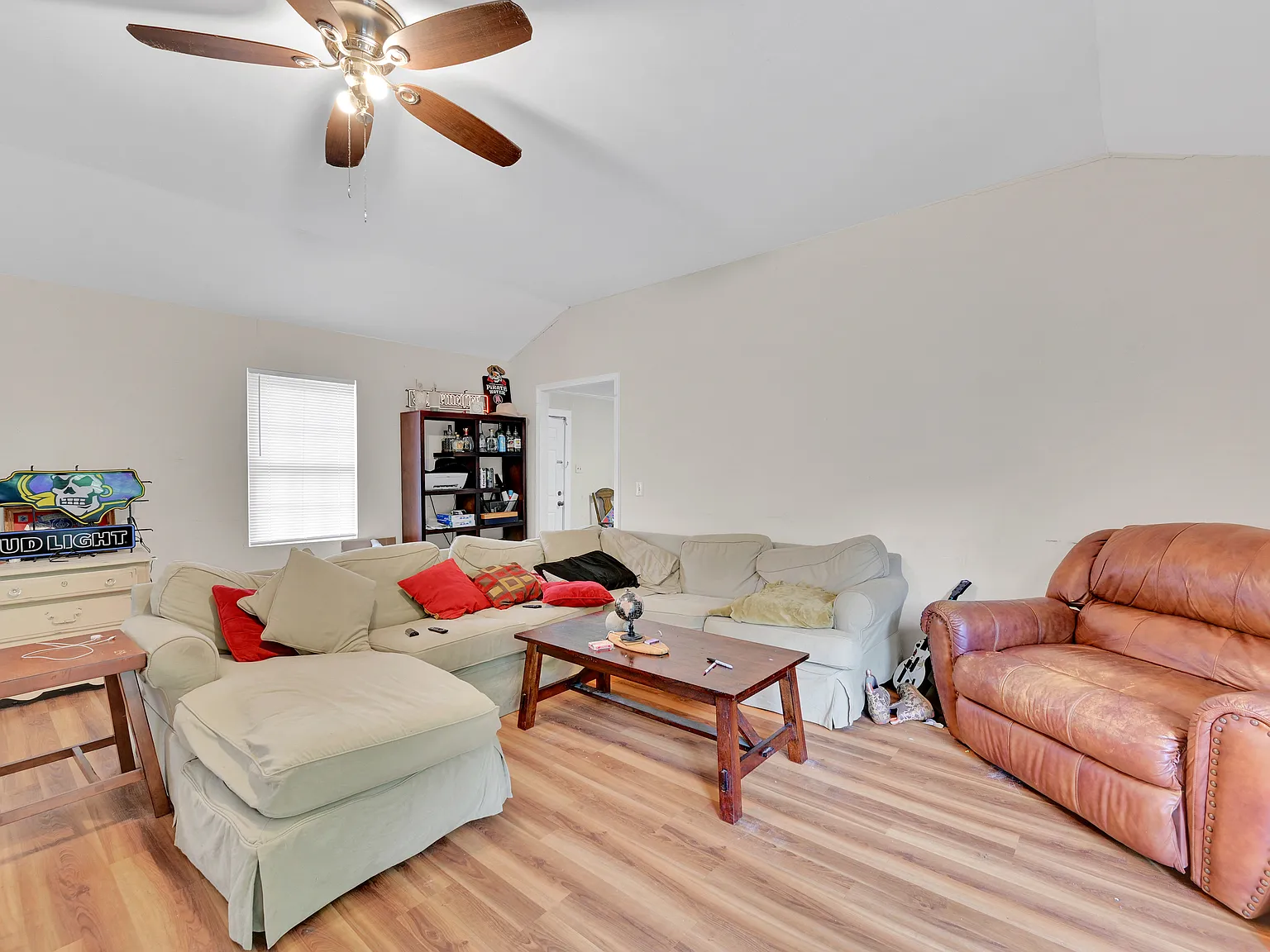 4 bed, 1548 sqft, $2,400 — Photo 3