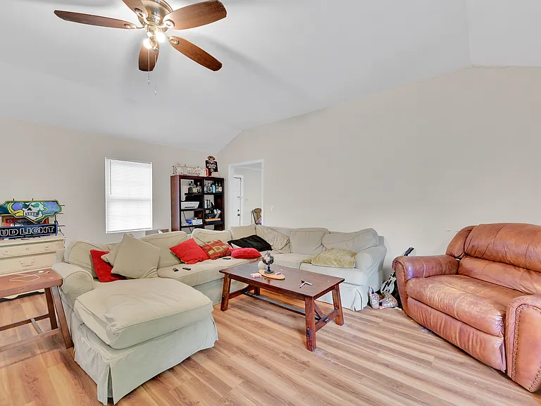 404 S Ash St — Photo 3