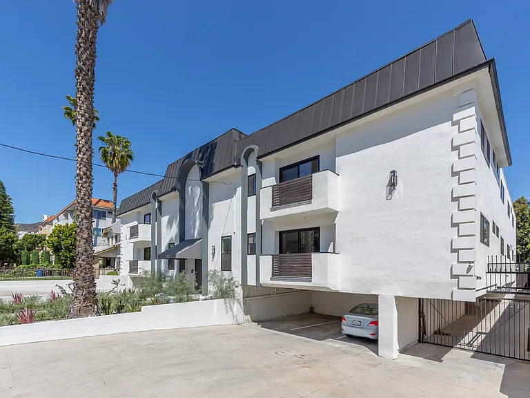 1330 N Martel Ave — Photo 15