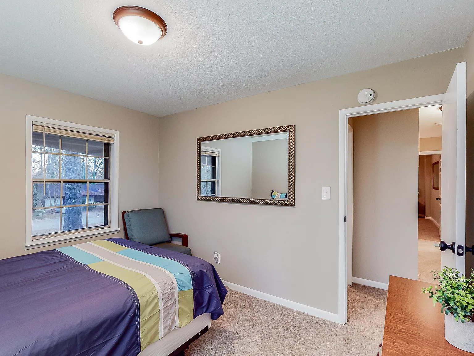 4 bed, 2.0 bath, 1640 sqft, $706 — Photo 2