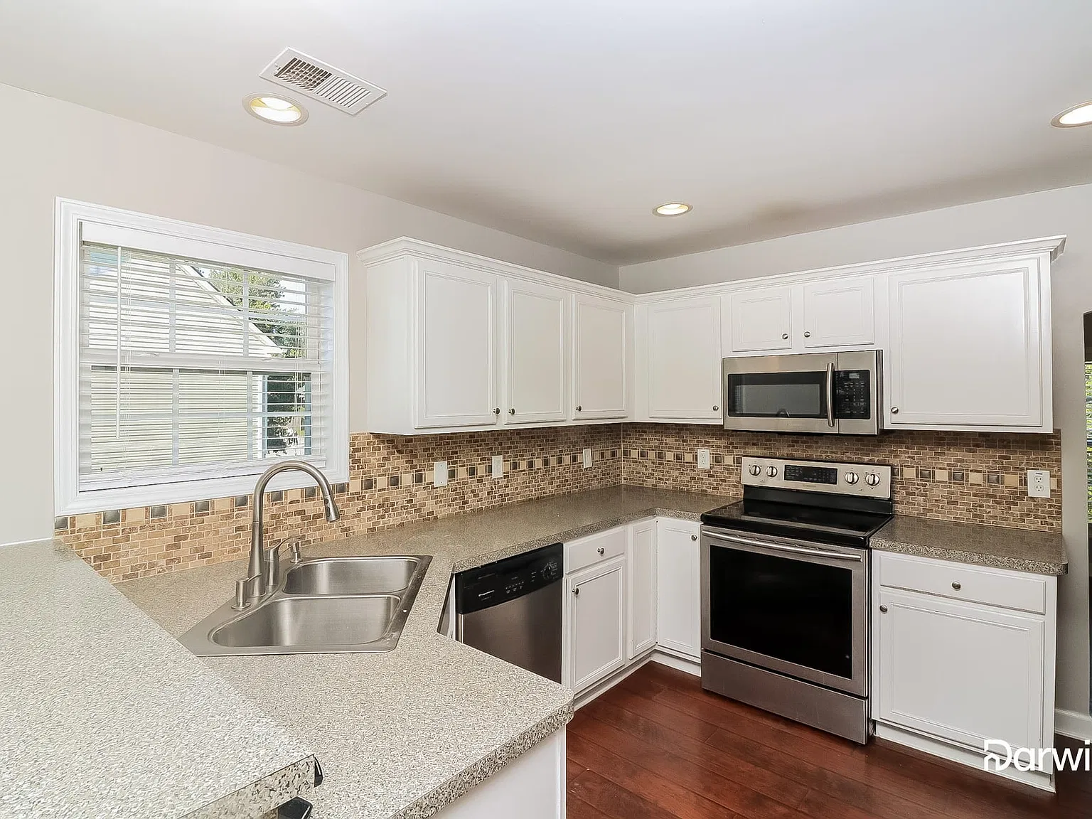 4 bed, 3.0 bath, 2116 sqft, $2,130 — Photo 4