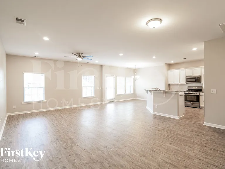 758 Redbud Ln — Photo 4