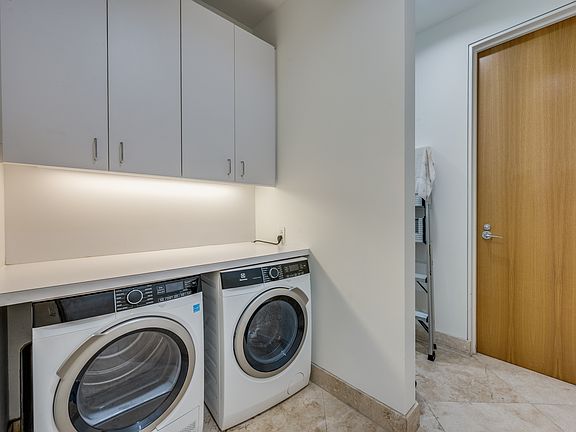 4th image of 2430 Victory Park Ln APT 2208