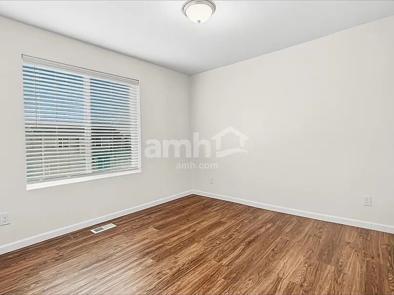 245 Iris Ln — Photo 13