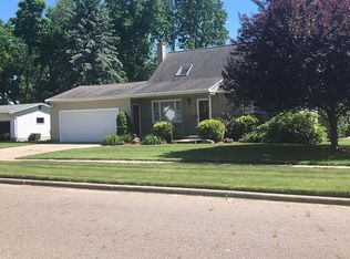 1103 Woodside Dr, Haslett, MI 48840