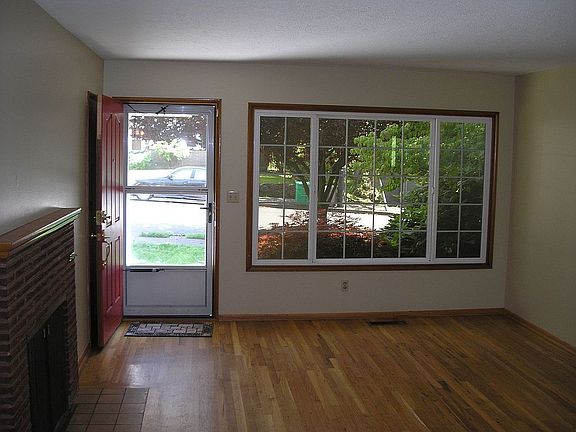 Living Room/Hardwood Floors