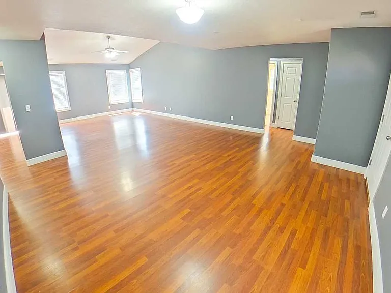 225 Walters Dr — Photo 2