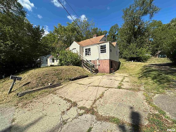 3rd image of 213 Maywood Ave