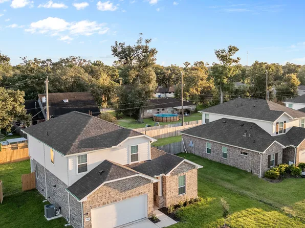 412 Magnolia Ln, Clute, TX 77531