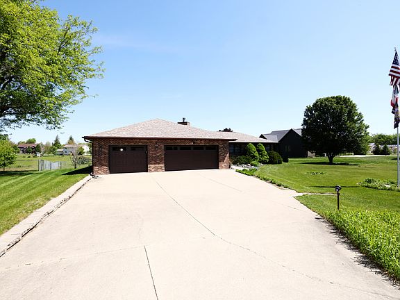 3rd image of 713 Edgewood Ln