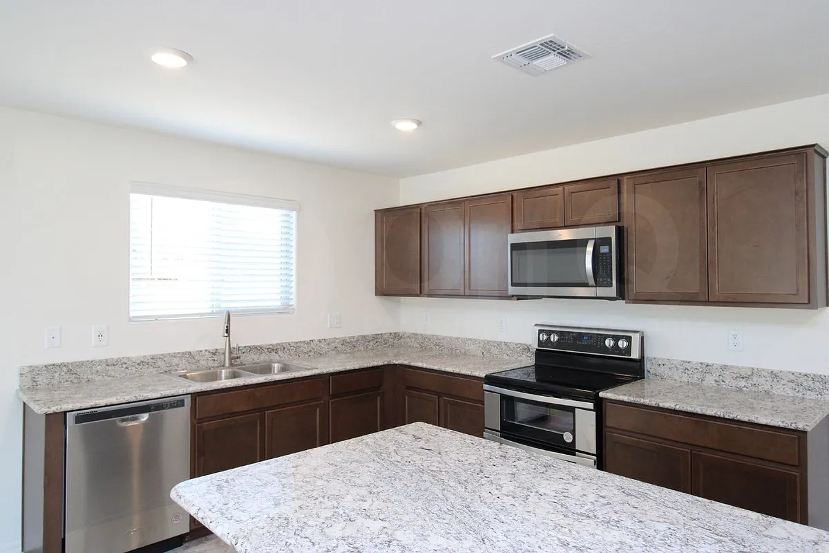 4 bed, 2.0 bath, 2096 sqft, $1,895 — Photo 4