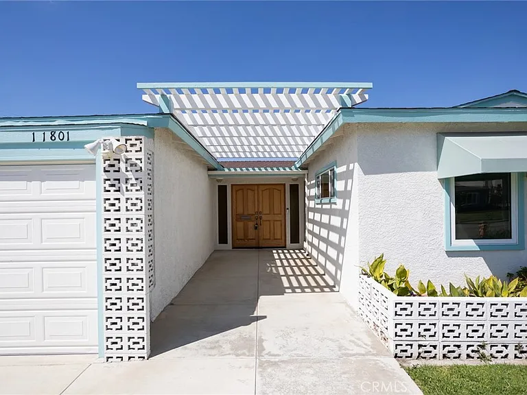 11801 Rexford Rd — Photo 1