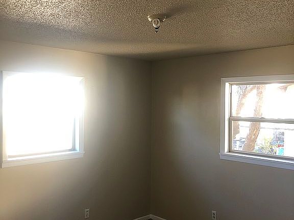 3rd image of 1008 W Plaza Dr