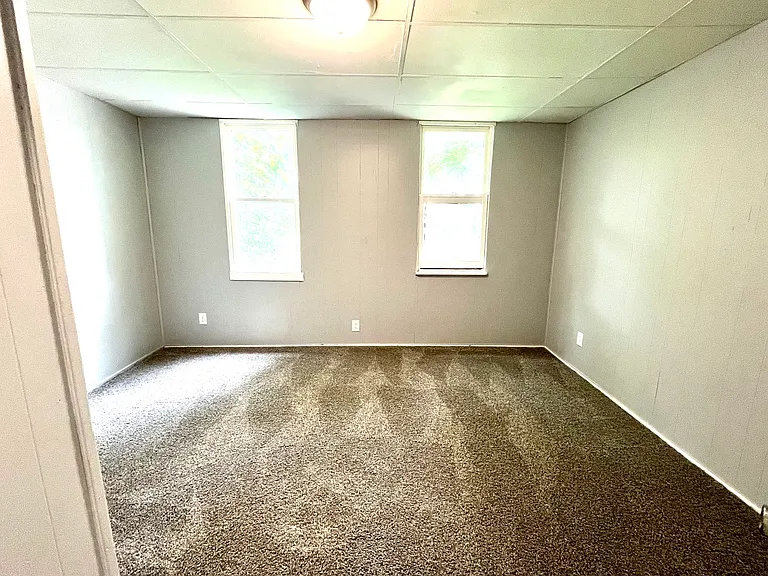 1601 S Linwood Ave — Photo 2