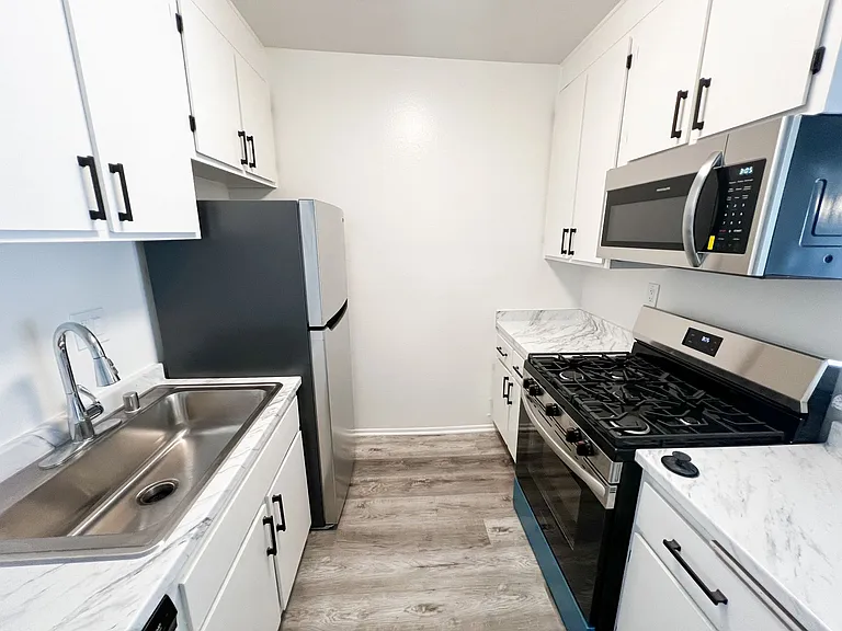 11018 Moorpark Apartments — Photo 39
