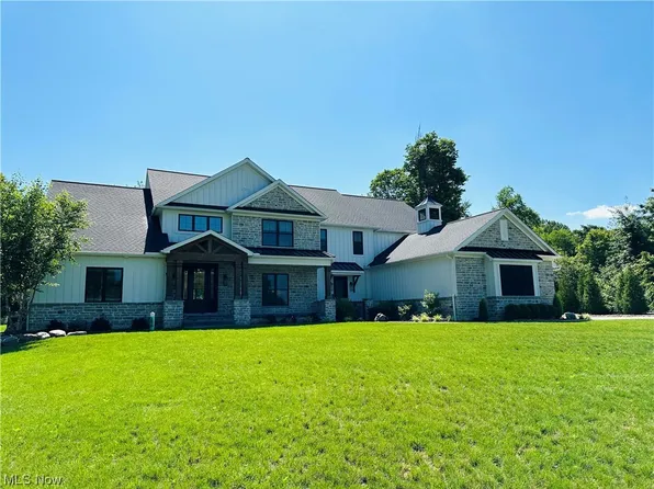 7370 Brighton Park Ct, Chagrin Falls, OH 44023