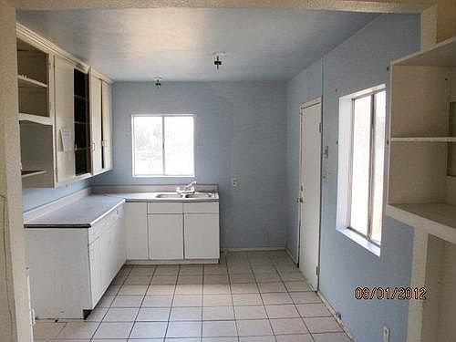 4th image of 3740 Bronson St
