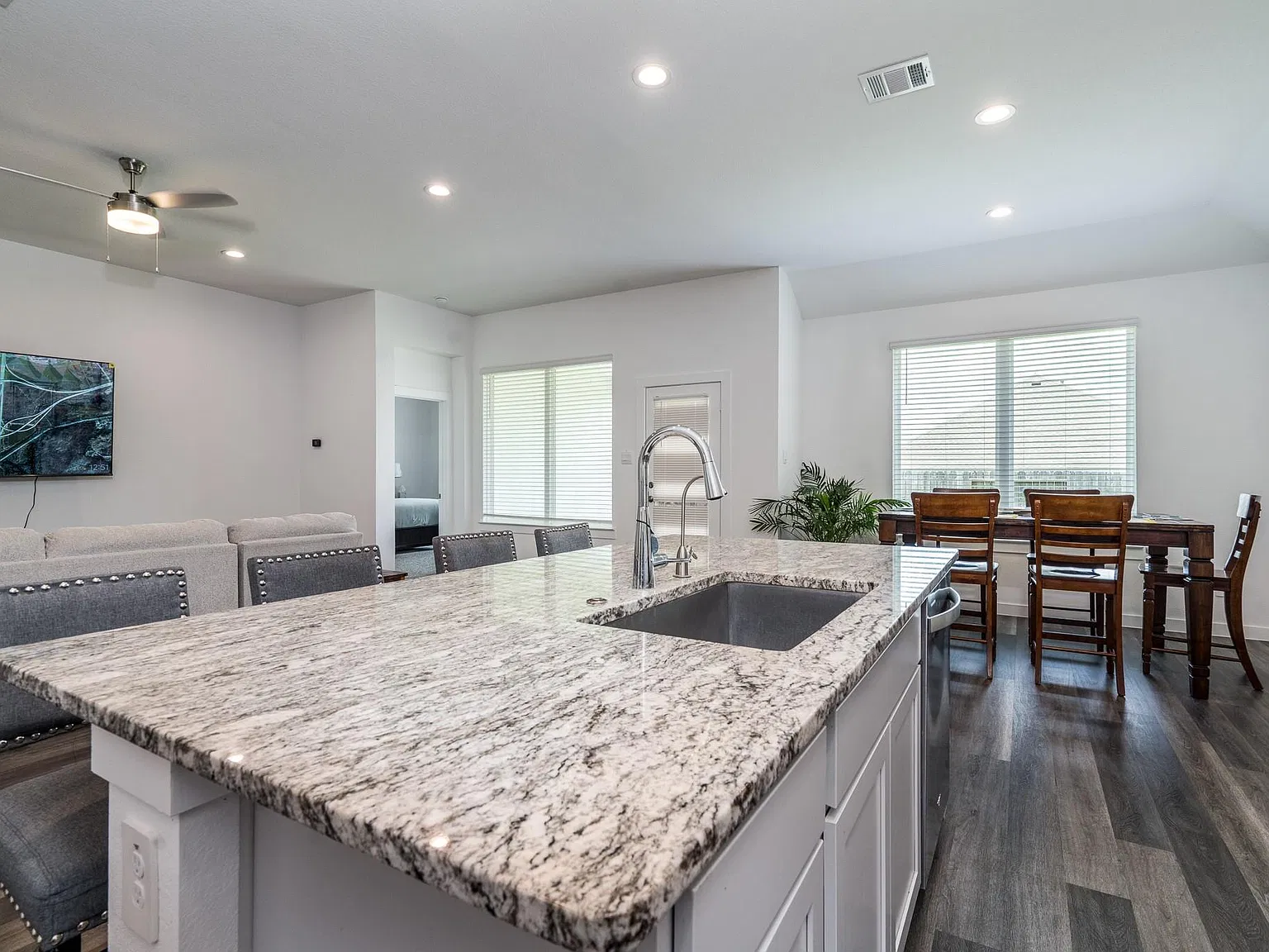 4 bed, 2.0 bath, 1914 sqft, $2,295 — Photo 3