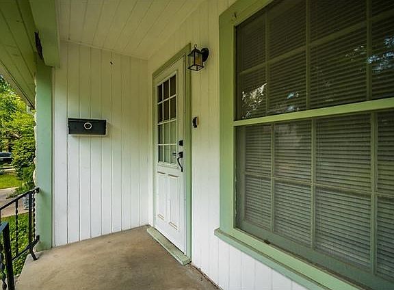 Who doesn't enjoy an inviting front porch to sit on?  Great place to shell your beans.