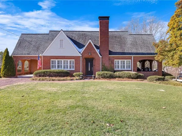 203 Chenocetah Dr, Cornelia, GA 30531