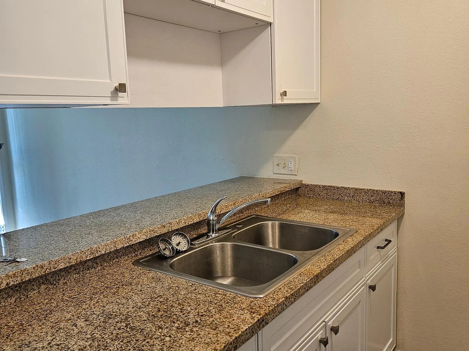 1414 E Oak St — Photo 1