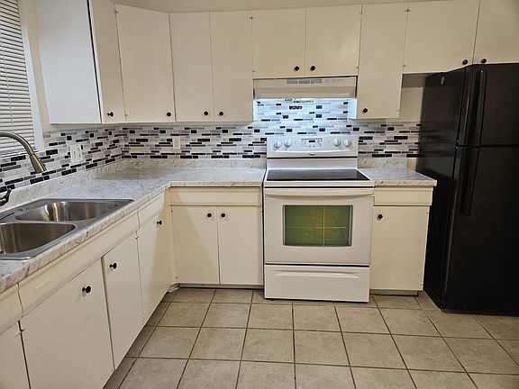 2nd image of 521 Palomas Dr SE #A