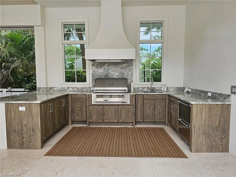 637 Palm Cir W — Photo 44