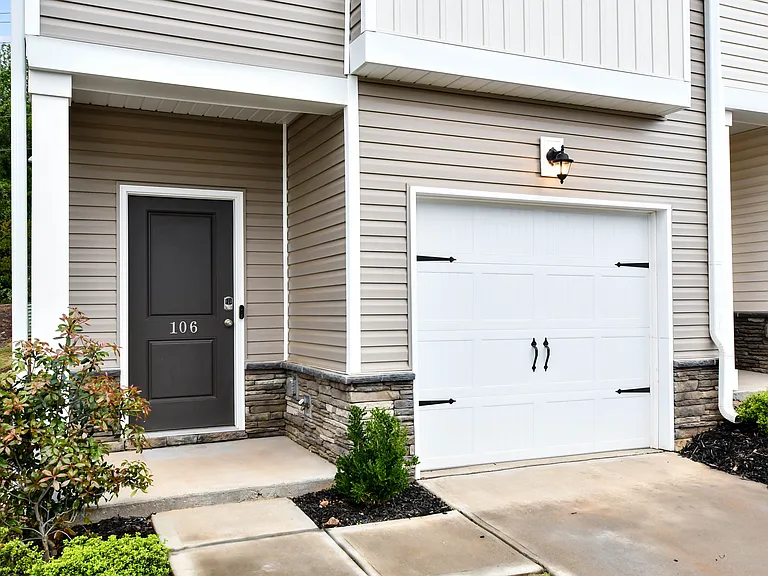 106 Crestwind Dr — Photo 2