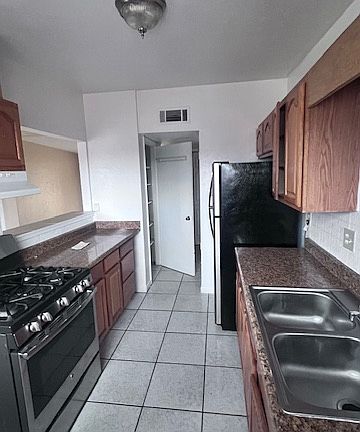 3rd image of 5525 Vancouver St