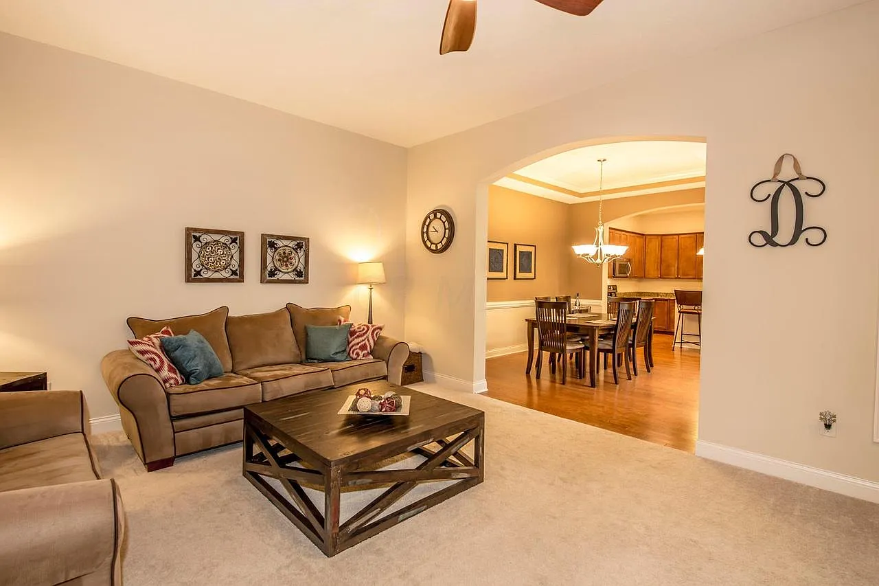 3 bed, 2620 sqft, $4,100 — Photo 3
