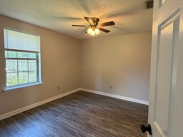 411 Baltic Ct — Photo 10