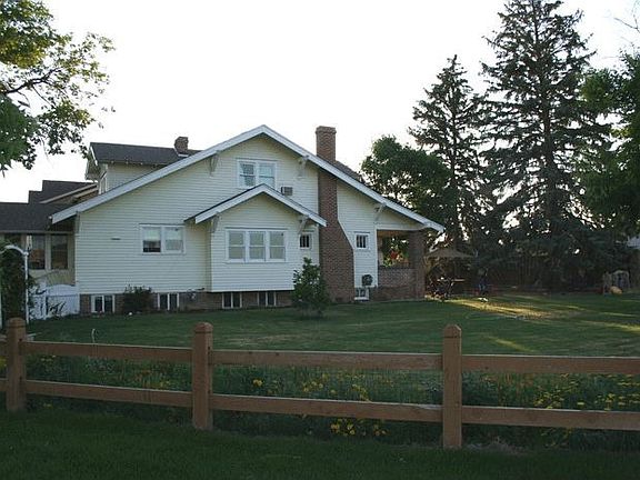 beatifully lanscaped back yard