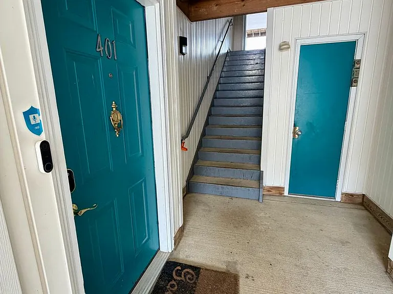 401 Waters Edge Dr — Photo 2