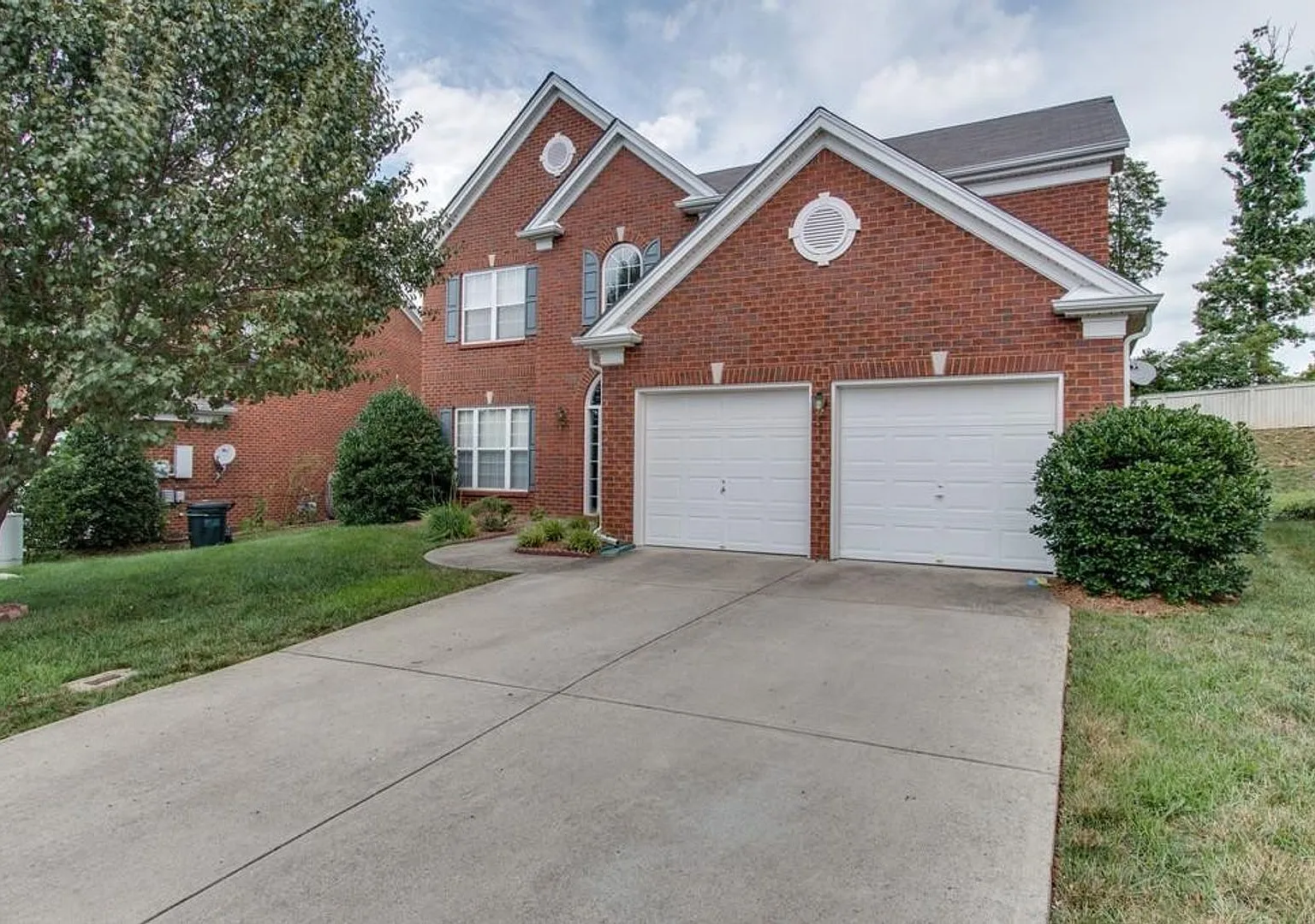 4Bed/2.5Bath in Brentwood, Lawn Care Included! — Photo 1
