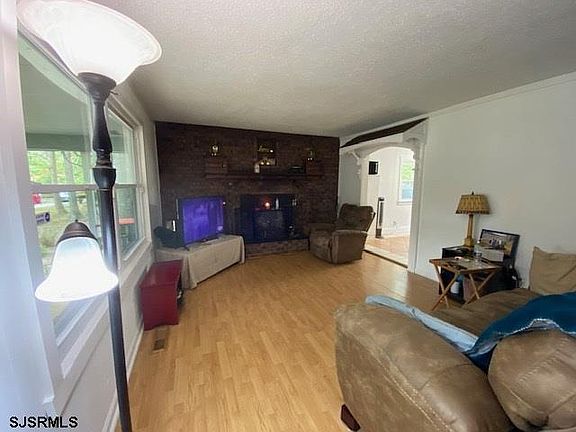 5th image of 305 E Arbutus Ave