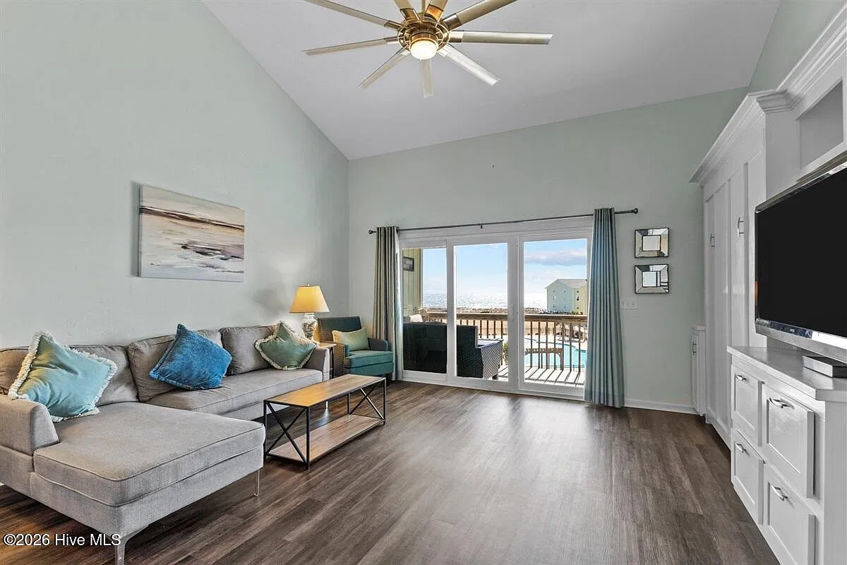 1 bed, 1.5 bath, $2,200 — Photo 1