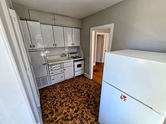 5th image of 809-811 W Linden St #3