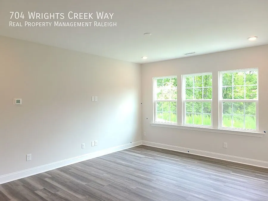 4 bed, 2370 sqft, $2,525 — Photo 3
